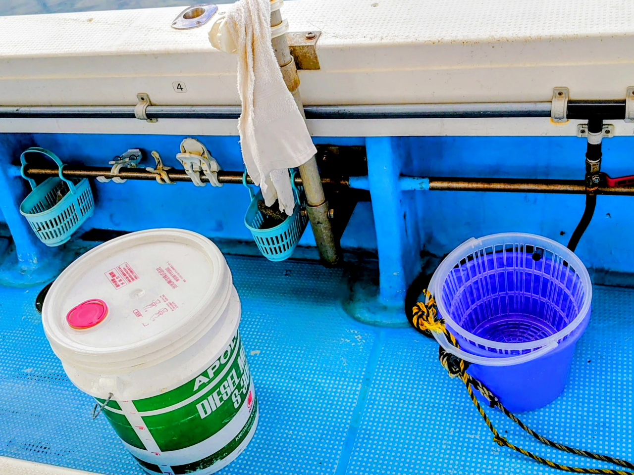 船上ではバケツ・タオル・椅子をご用意。ポンプを設置していますのでハンドルを回せば水汲みも簡単!身軽に釣りを楽しめます。