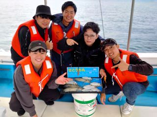 大人数でもOK!仲間とワイワイ楽しめるイカ釣り体験