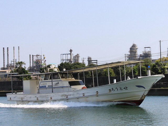 egSʂɐݒuB㕔ɂ̓gC܂Bނy߂悤ɁA32l̑D20lɌ炵ĉ^qĂ܂B