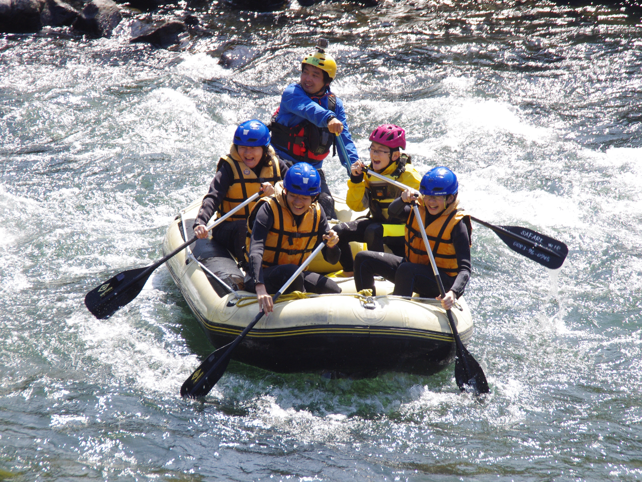 ガイドの案内で、みんなで力を合わせて進みます