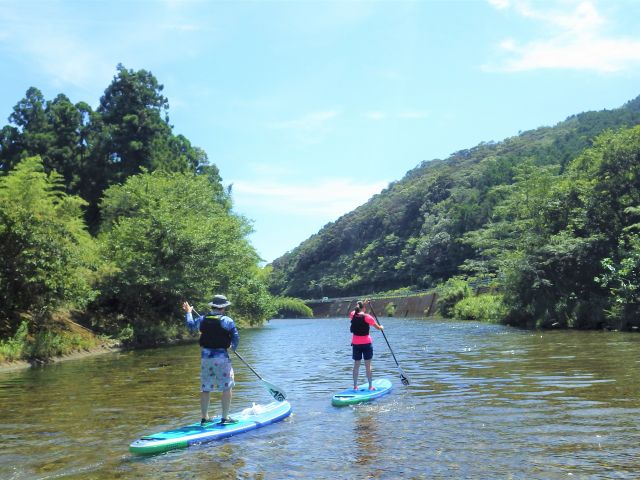 透明度の高い県南の川。水面に流れる風を感じながらのSUPは気分爽快!流れが少ない場所なので、初心者のかたでも安心です。