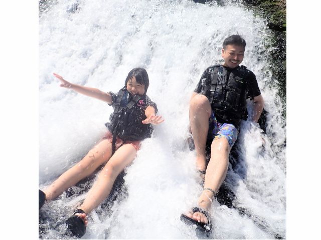 色々な遊びをガイドが提案します。時には水浴びも