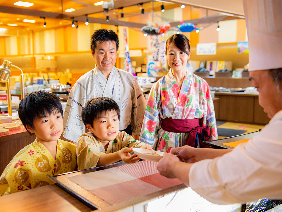 こちらのお客様の目の前で調理するライブキッチンでは、できたてをご用意しています♪