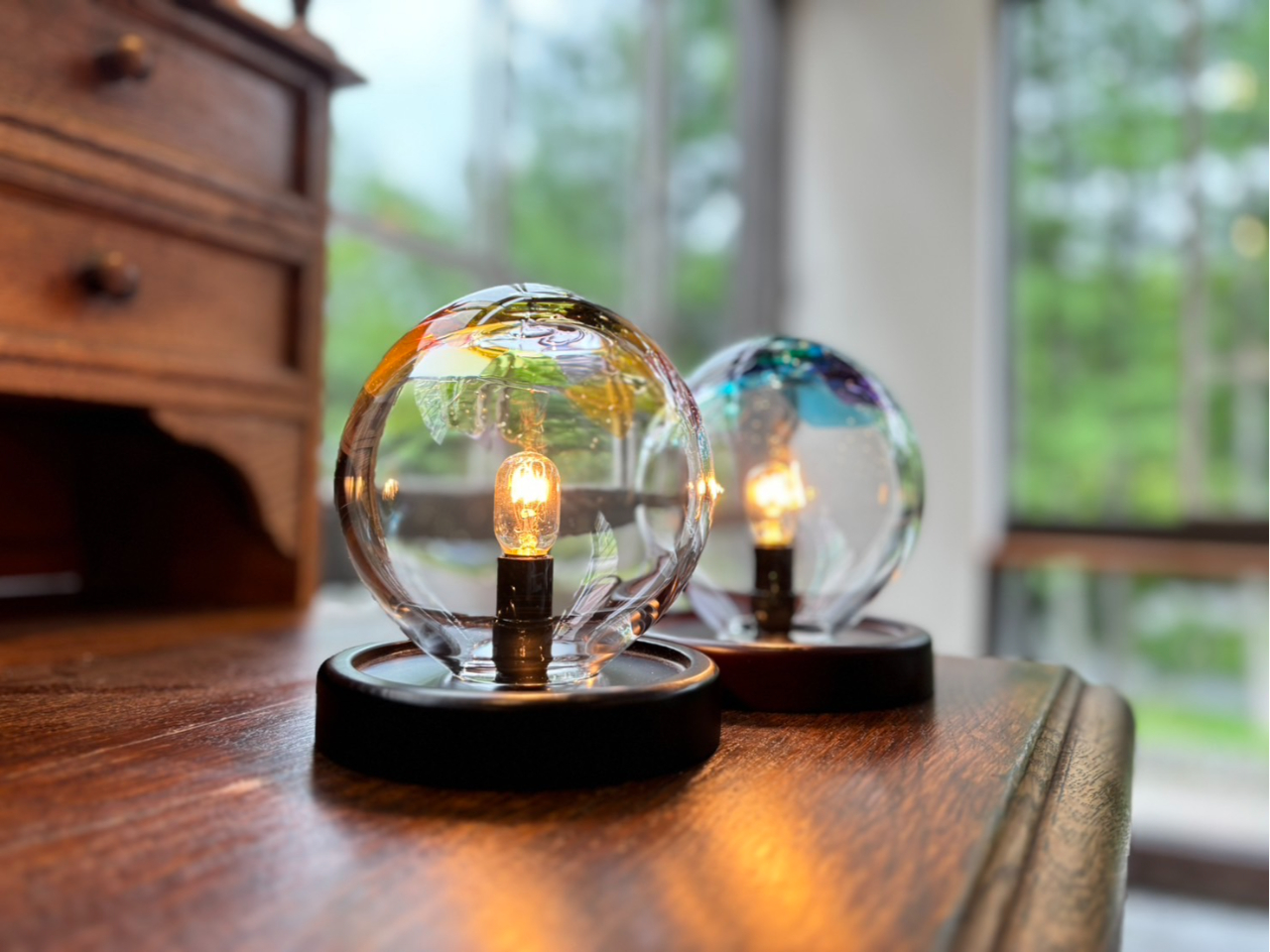 モザイク模様のランプシェードは、ほのかな優しい光に癒されます。