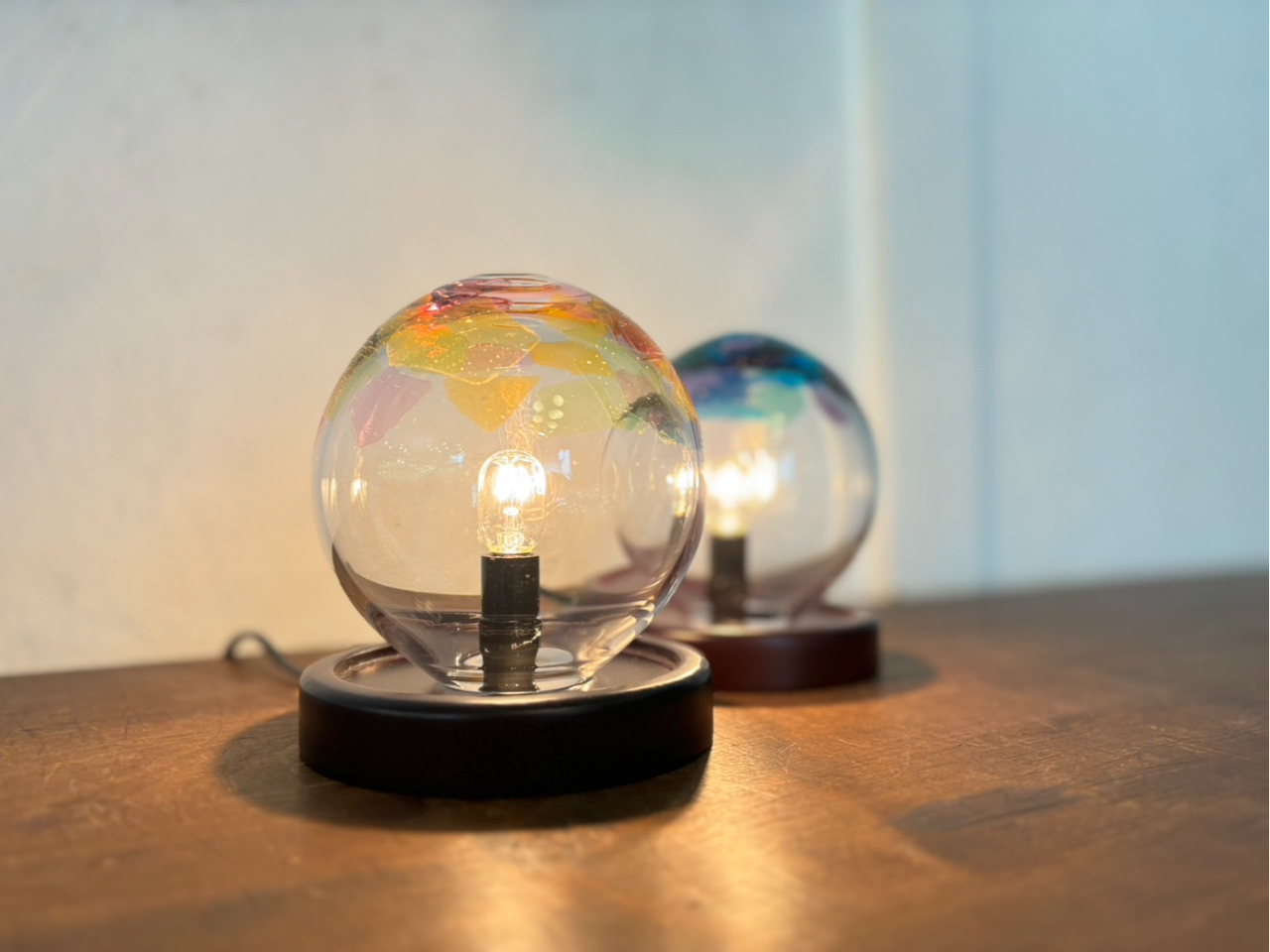 お好きなモザイクの色を選んで、オリジナルのテーブルランプを制作いただきます。