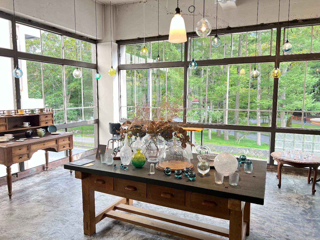 2階のショップでは、オリジナルのガラス製品をご覧いただけます。体験の待ち時間もお楽しみいただけます。