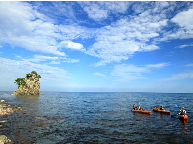 外海には弁天ビーチ、岩の根など見どころが!