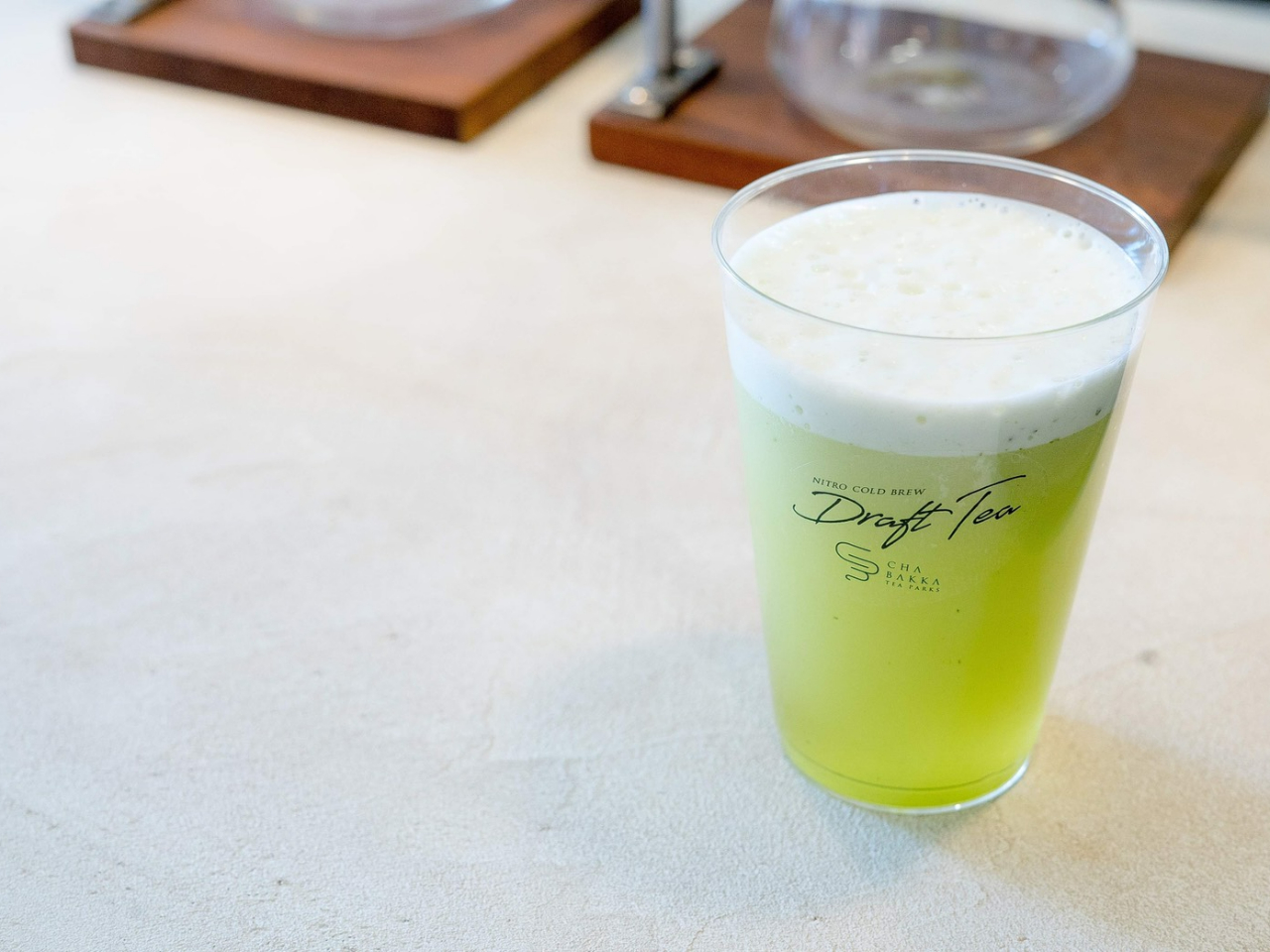 まるで見た目はビールのようですが、味は水出しの甘みと旨みが引き立つまろやかでフレッシュな緑茶です。