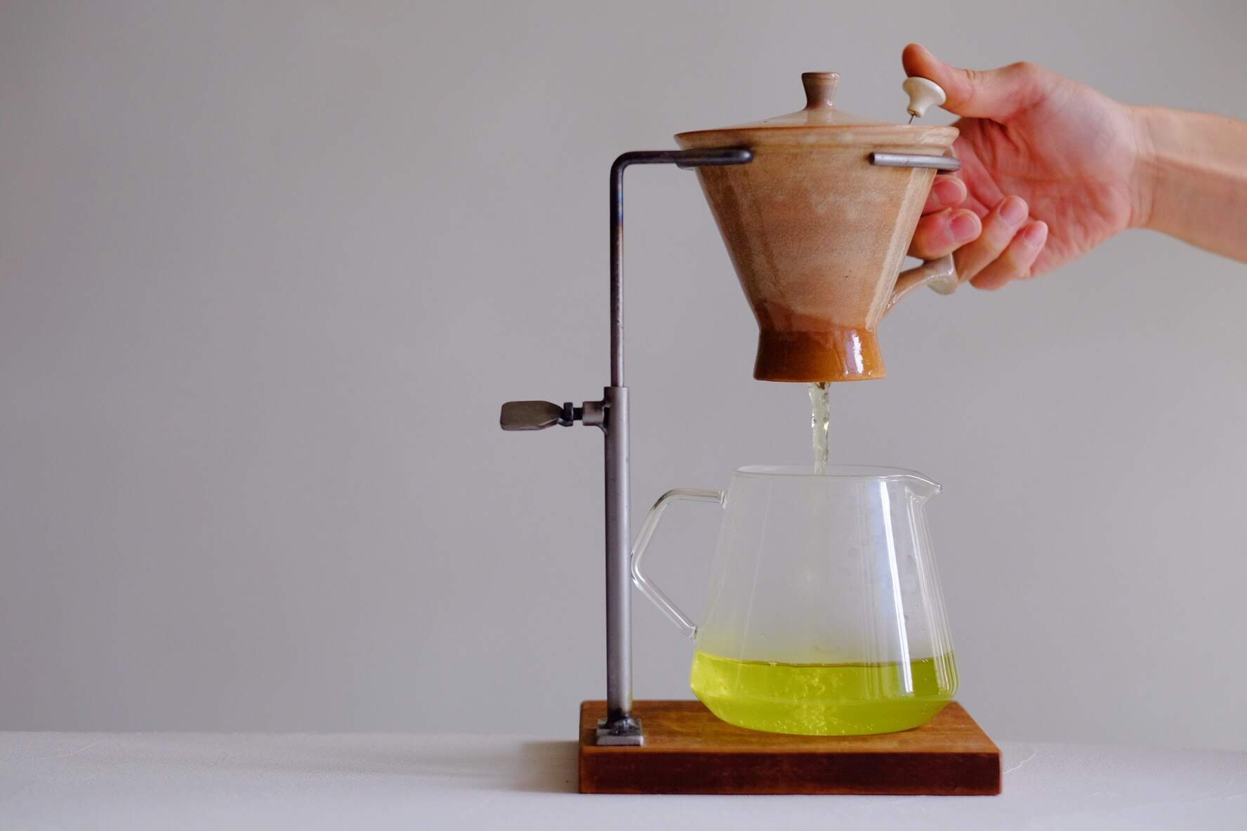 コーヒーをドリップするように日本茶をハンドドリップ。 急須で淹れたお茶と同等以上に美味しい、そしてオシャレ、まさに新感覚のお茶の淹れ方を体験していただきます。