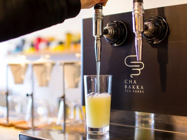 日本初のビールサーバーから直接注ぎ入れる水出し煎茶「ドラフトティー」はお客様自身で淹れていただきます。