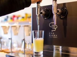 日本初のビールサーバーから直接注ぎ入れる水出し煎茶「ドラフトティー」はお客様自身で淹れていただきます。