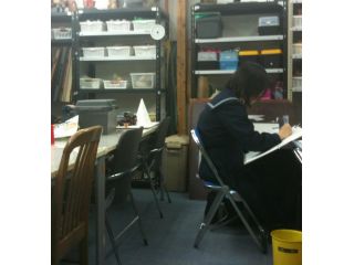 1階アトリエで学生の静物デッサン風景です。