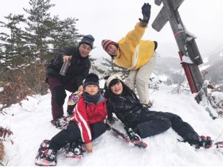 雪の中を歩くための道具のことを、”スノーシュー”といいます!昔の人は”かんじき”と呼んでいたものを、アウトドアツアーのためにより進化させたのがスノーシュです。