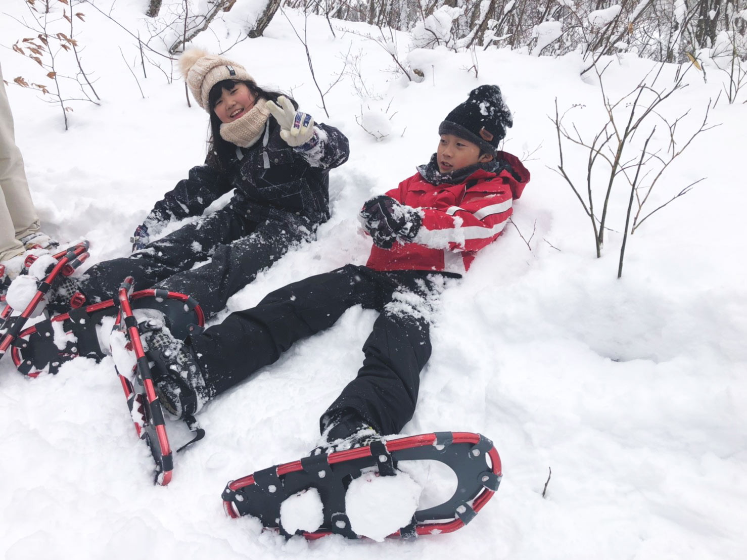 登り下りも、裏に「クランポン」という雪に刺さる爪が付いているのでスキーのように急に滑り出したりすることはありませんよ!