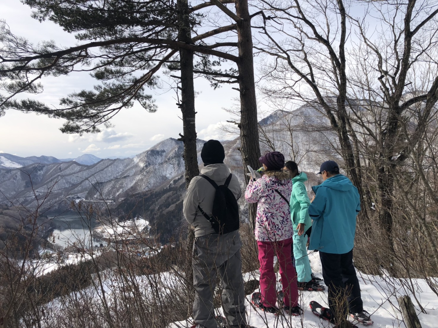 時には足を止めて、枯れ木になった木々をじっくり観察したり、動物の足跡を追いかけたり。