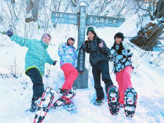 雪の中を歩くための道具のことを、”スノーシュー”といいます!昔の人は”かんじき”と呼んでいたものを、アウトドアツアーのためにより進化させたのがスノーシュです。