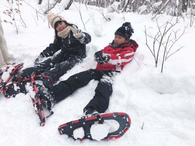 登り下りも、裏に「クランポン」という雪に刺さる爪が付いているのでスキーのように急に滑り出したりすることはありませんよ!