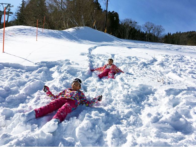 そりを使ったスライダーや、雪に思いっきりダイブしたりなど、雪にまみれて本気になってはしゃいだり。癒しと遊びが一体になった、魅力いっぱいのツアーです。