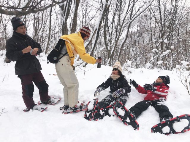 時には足を止めて、枯れ木になった木々をじっくり観察したり、動物の足跡を追いかけたり。