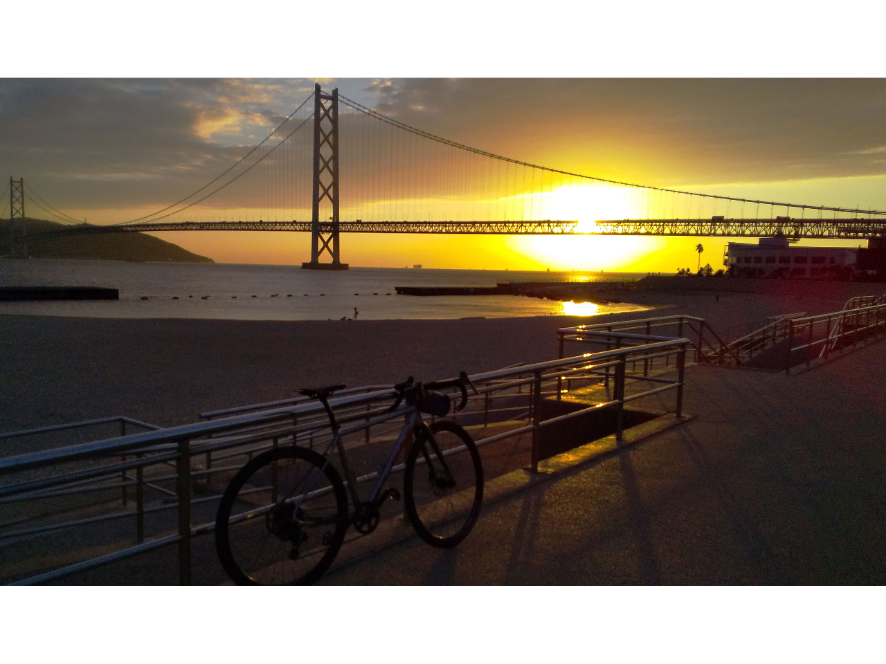 ���������͂���܂����u���q�����v�܂ő���΁A����ɖ��Α勴���ԋ߂Ɍ��邱�Ƃ��o���܂��B�������猩�鋴�z���̃T���Z�b�g�͊����ԈႢ�Ȃ��I