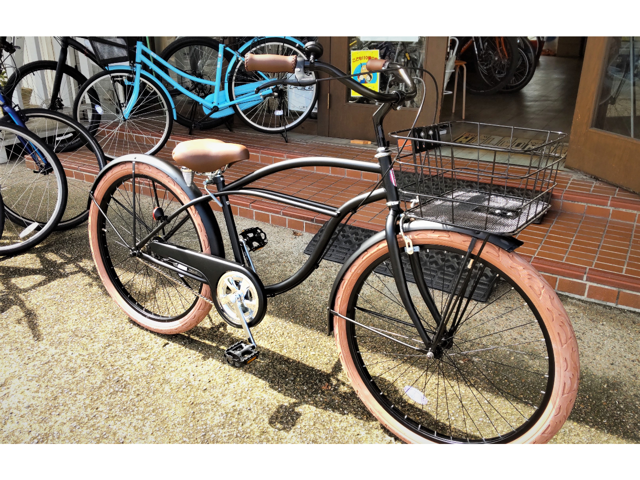 ハンドルの位置が高めなので楽な姿勢で乗車できます。前に大きめのカゴも付いているので荷物も載せられます。チェーンカバーがあるので普段着で大丈夫!