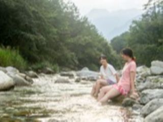 尾白川河畔で清流のせせらぎと澄んだ空気・水、自然サウナで温まった体を尾白川で冷やしを最大限満喫できる環境の中お楽しみください♪