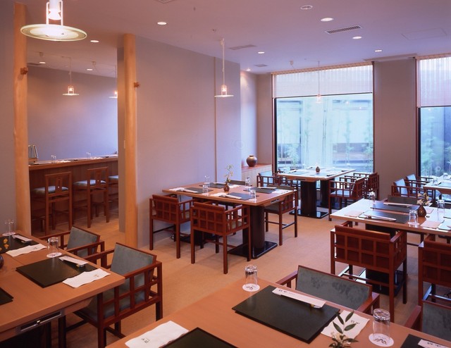 落ち着いた雰囲気でお食事をお楽しみください。