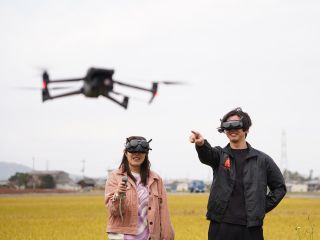 体験者はVRサングラスを装着してドローンを操縦していただきます。※画像はイメージです。ゴーグル着用はありません。