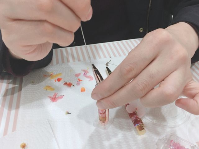 ハーバリウムボールペン制作中