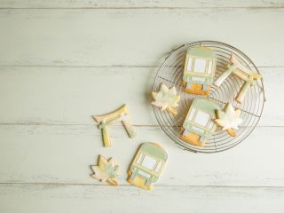 古都・鎌倉をテーマにしたアイシングクッキー作り体験です。画像は秋のイメージですが、季節によって江ノ電以外のクッキーが変更になる場合がございます。