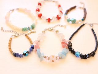 ワイヤータイプのブレスレットオプションパーツも選べます