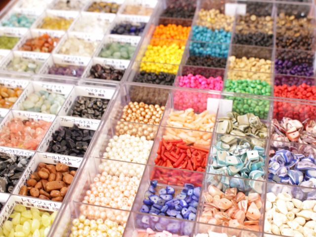 体験料金に含まれるストーンとシェルガラスパーツやココナッツです。ストーンの意味も分かるようにしています。