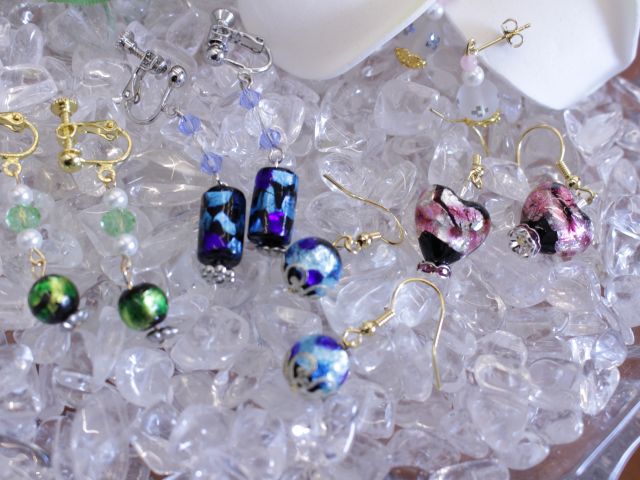 お客様の作品です。ホタルガラスでかわいいアクセサリーが作れます