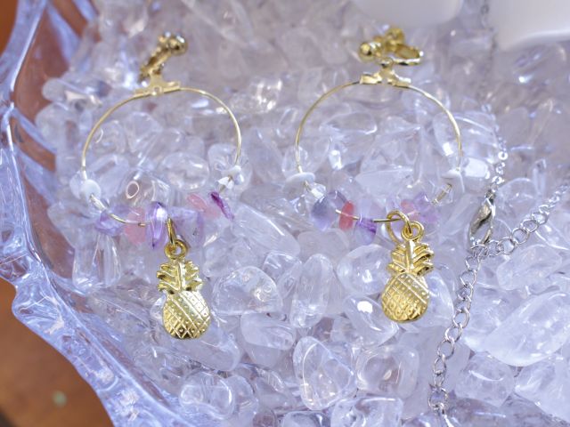 お客様の作品です。フープタイプのイヤリングパインのチャームがかわいい