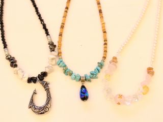 ワイヤーにストーンやパーツを通して作ります