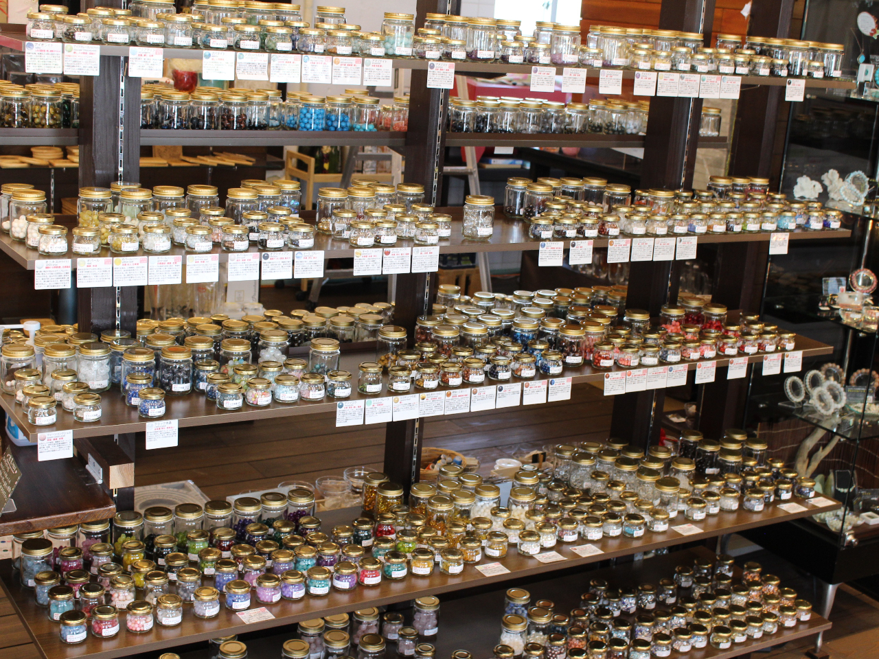 スペシャルコースで使用できるストーンです。棚は裏にもあります。高級ストーンはキャビネット内にありますのでお声がけください。