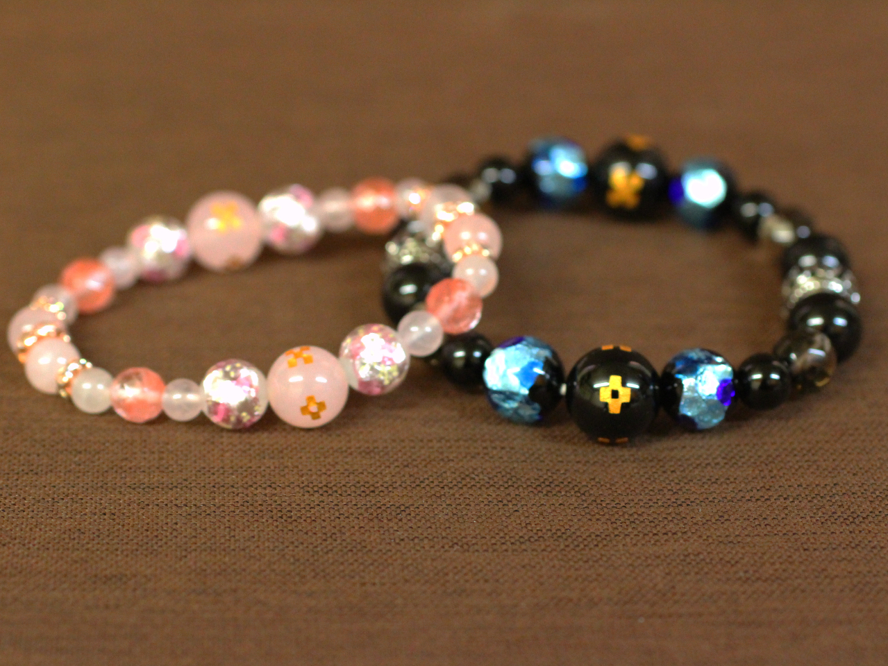 特殊塗料で焼き付けてある金彫りみんさーストーンと暗闇で光るホタルガラス