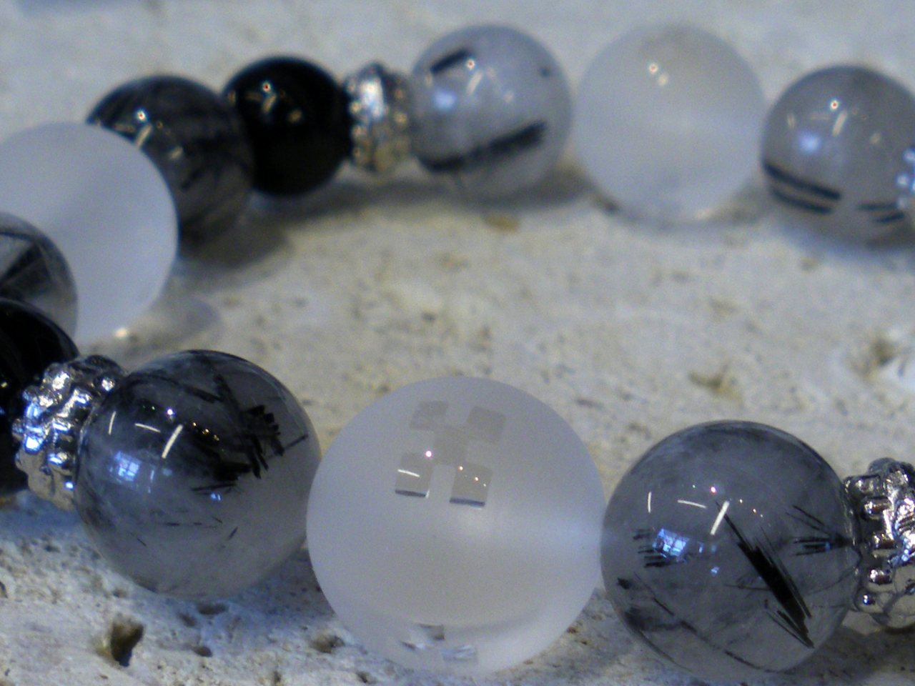 天然水晶にみんさー模様を入れてあり、ブラックトルマリンルチルを合わせたブレスレット