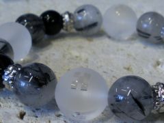 天然水晶にみんさー模様を入れてあり、ブラックトルマリンルチルを合わせたブレスレット