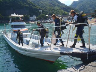 本格ダイビング船に乗り込んで体験スタート。