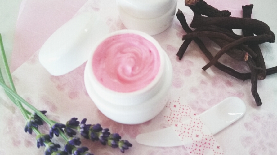 十和田ムラサキ(紫根)と七戸ラベンダーを使ったシアバタークリーム作り