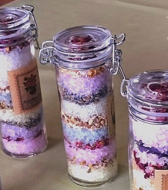 ハーブで色づけカラフルバスソルト