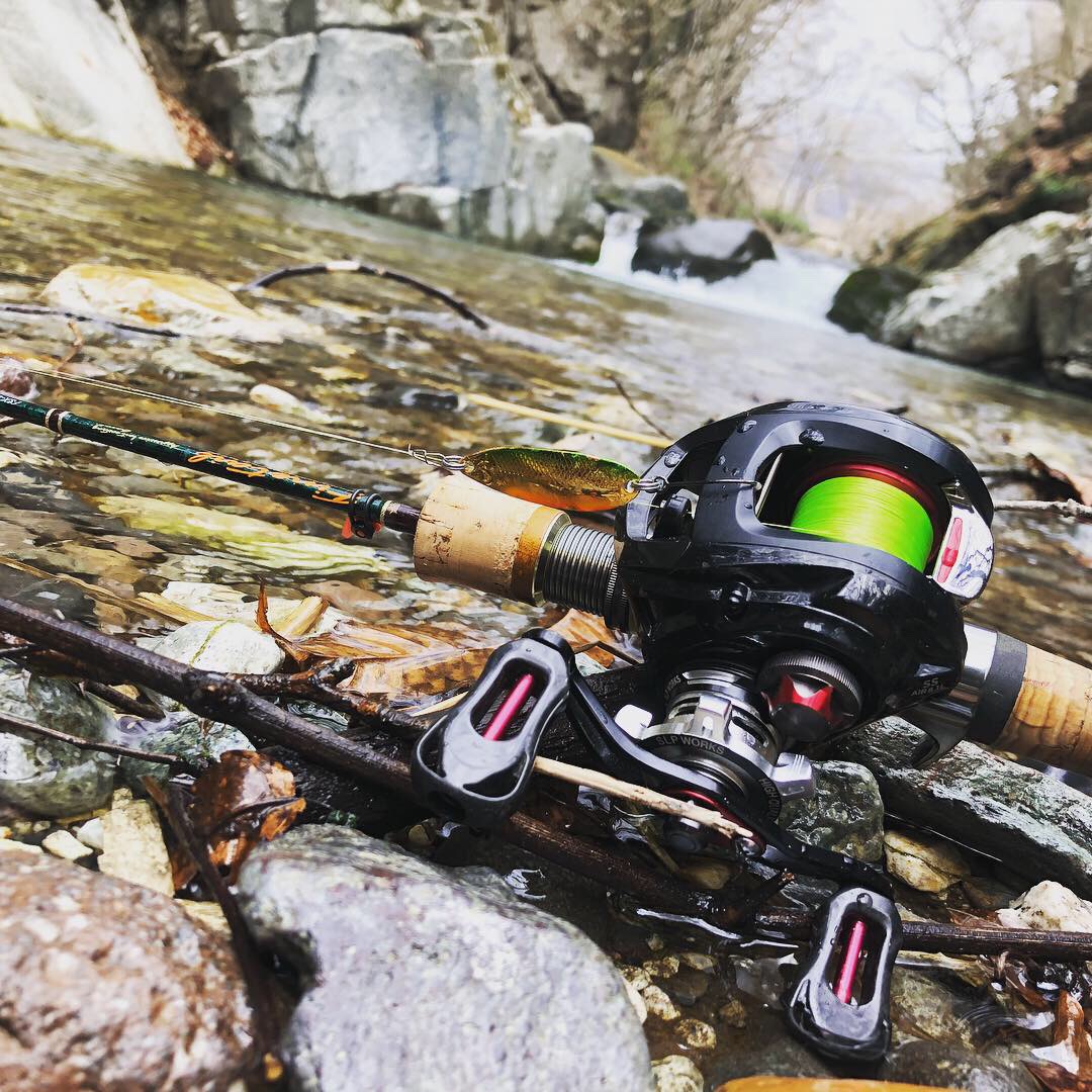 �}�C�i�X�C�I�������Ղ藁�т�āA�����i�F�I