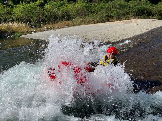 RiverJoy:1人乗りボートで大冒険!注目の新アクティビティ☆パックラフティング☆写真データ無料☆カップル