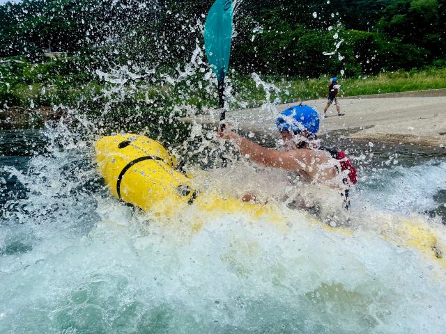 RiverJoy:1人乗りボートで大冒険!注目の新アクティビティ☆パックラフティング☆写真データ無料☆カップル