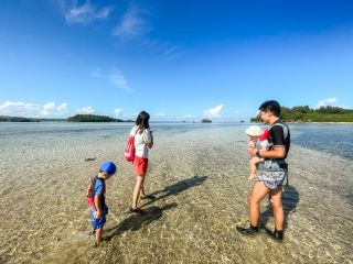 引き潮で現れた遠浅の海を無人島へ!どこまでも歩いて行けそうな美しい浅瀬の海をお楽しみください。
