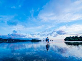 サンセットの無人島も美しいです。夕凪(風が止む時間帯)に出会えば、海なのに水面が鏡の様になります。