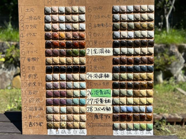 選べる釉薬は30色。焼成は酸化と還元から選べ、選ぶ釉薬によっては酸化と還元で発色が全く異なります。土も白土と赤土から選べ、土の色が変わると発色も変わります。