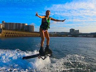 水圧で空を飛ぶ『フライボード』初心者の方大歓迎♪体験してる様子を陸から見学出来ます♪