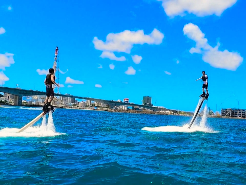 水圧で空を飛ぶ『フライボード』初心者の方大歓迎♪体験してる様子を陸から見学出来ます♪